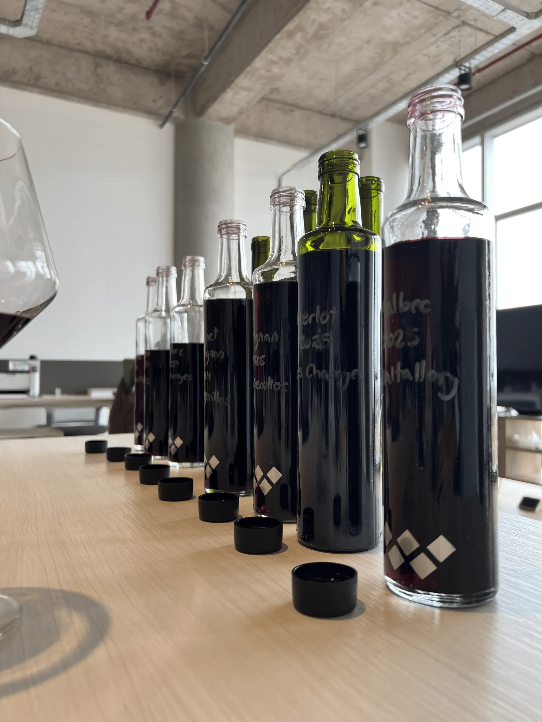 Botellas de marcas Crowd en la bodega